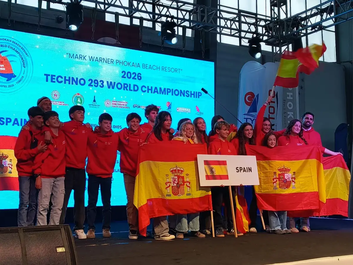 Foça’da rüzgarın ritmi başladı: Dünya Şampiyonası görkemli törenle açıldı