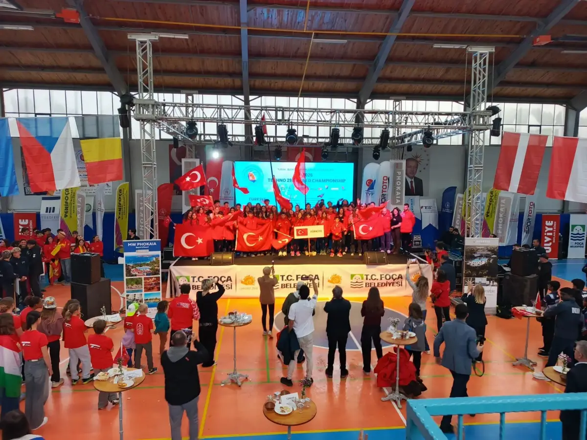 Foça’da rüzgarın ritmi başladı: Dünya Şampiyonası görkemli törenle açıldı