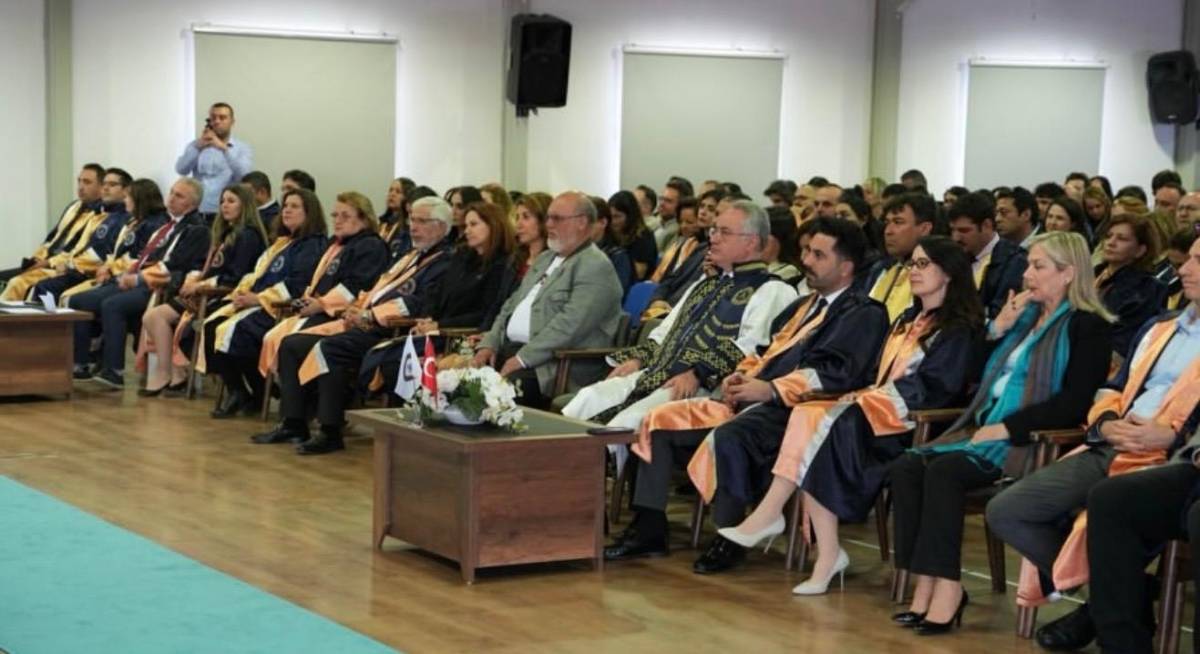 İzmir Demokrasi Üniversitesi’nde Akademik Terfi Coşkusu