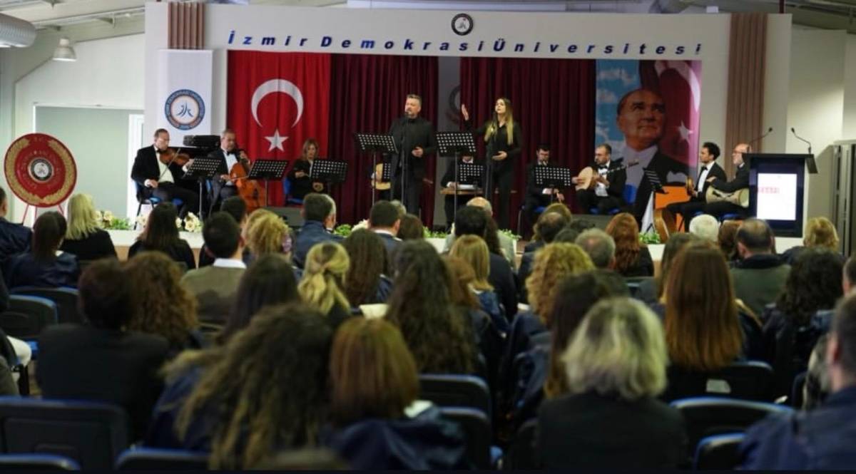 İzmir Demokrasi Üniversitesi’nde Akademik Terfi Coşkusu